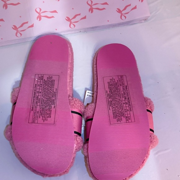 NEW 🩷🩷🩷Victoria's Secret Pink Plush Slippers - Picture 6 of 8